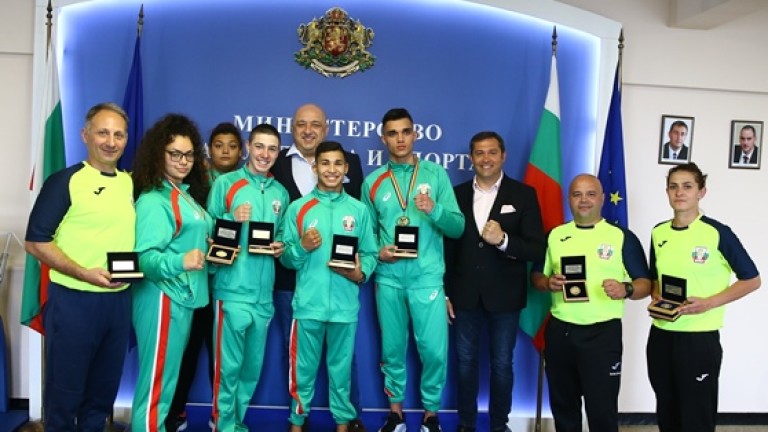 Министър Кралев награди медалистите от Европейското първенство по бокс за юноши и девойки 