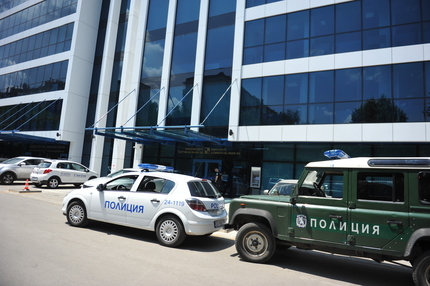 Полиция и прокурори тарашат офиси на Василев в сградата на КТБ