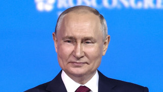 Президентът на Русия Владимир Путин говори в Санкт Петербург по
