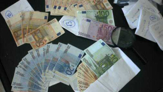 Митничари извадиха хиляди евро изпод мишниците на пенсионерка