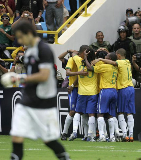 Бразилия с рекорд за играчи зад граница