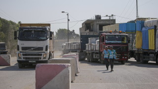 Египетска пътно строителна техника се опитва да ремонтира контролно пропускателния пункт Рафах