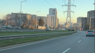 Кола лети в насрещното на столичния бул. "България"