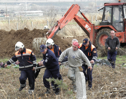 Свлякъл се изкоп затрупа работник в Благоевград
