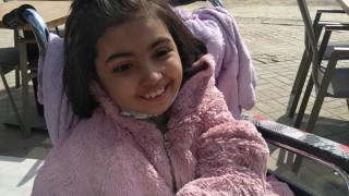 Малката Емел има нужда от помощ Детето се нуждае от