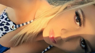 Плеймейтка си показа катеричката на улицата (СНИМКА 18+)