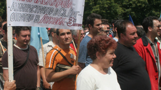 Служителите от Лукойл Нефтохим отново протестираха 