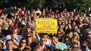 Рок звучеше и от другата страна на Народното събрание където