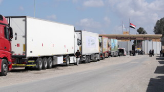 Първият камион доставящ гориво в ивицата Газа откакто Израел наложи пълна