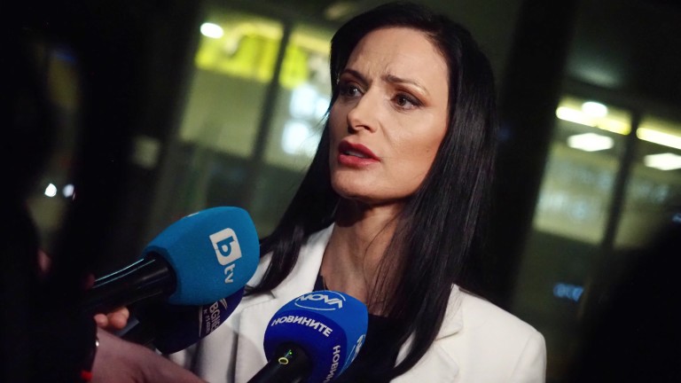 Мария Габриел не е поканена в служебния кабинет