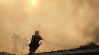 Огнеборците спряха разрастването на след бързото му първоначално разпространение съобщава