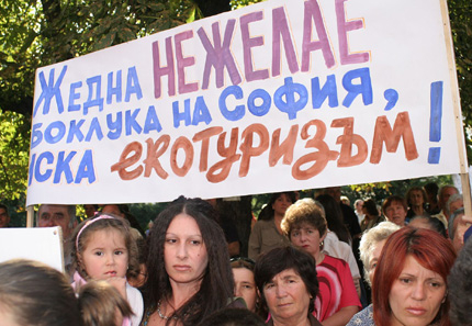 Зам.министър готов да спи до балите с боклук