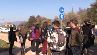 Ученици от Казанлък протестират, след като бутнаха тяхна съученичка на пешеходна пътека