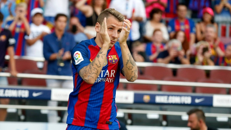 Защитникът на Барселона Люка Дин напусна лагера на каталунците, които