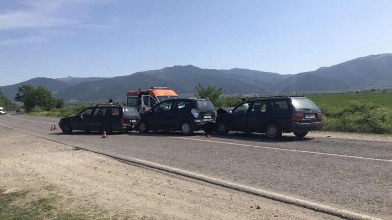 Трима души пострадаха при верижна катастрофа край Казанлък, съобщава БГНЕС.