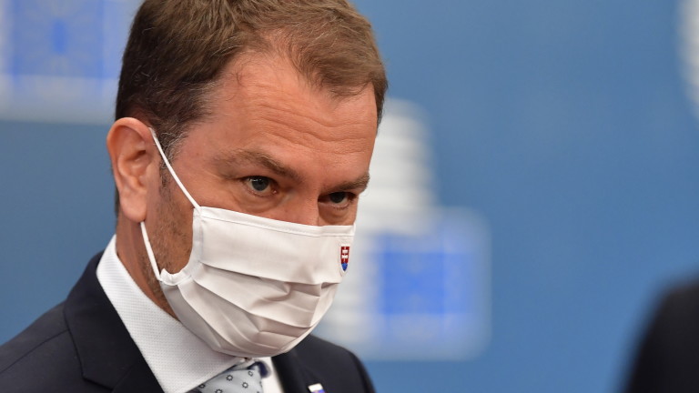 Премиерът на Словакия подаде оставка заради скандала с руската ваксина