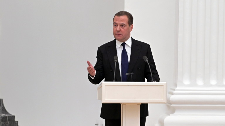 Медведев: Помощта на САЩ за Украйна е прокси война срещу Русия