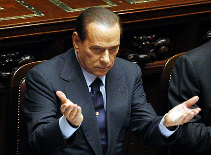 Берлускони "оцеля" 