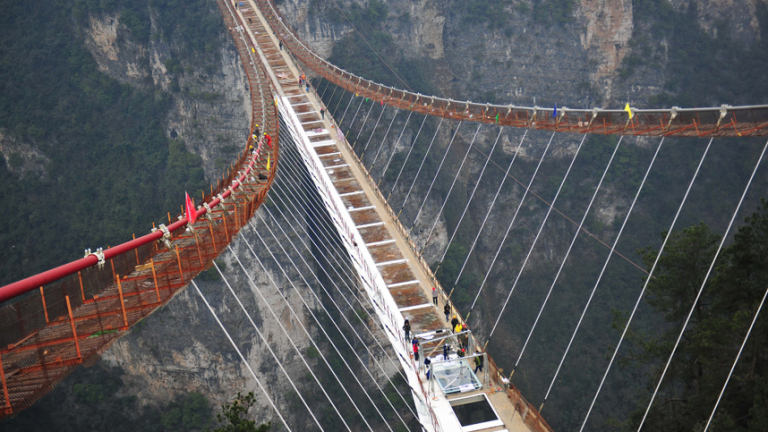 В Китай построиха най-дългия стъклен мост в света
