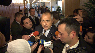 Стига сте търчали около мен, скастри Борисов журналистите