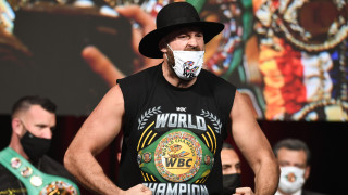 Носителят на титлата на WBC Тайсън Фюри оплю Александър Усик