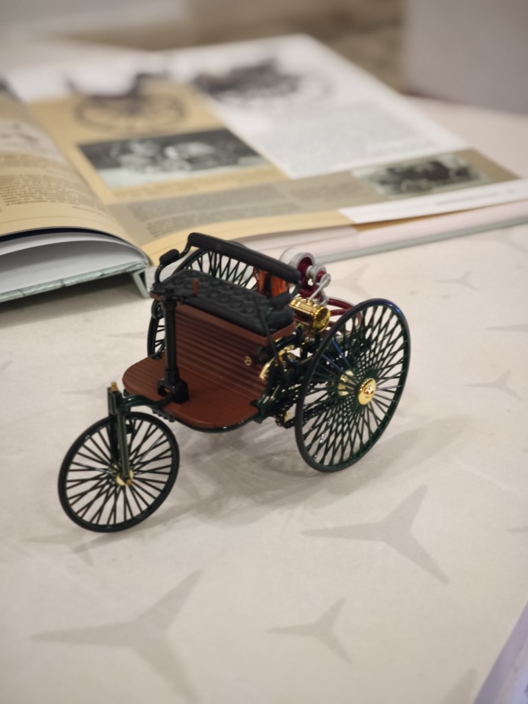 Макет на триколесното транспортно средство с бензинов мотор на Карл Бенц