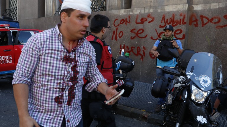 Пред конгреса в Буенос Айрес избухнаха сблъсъци между полиция и