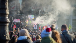 Френската полиция използва сълзотворен газ за да разпръсне протестиращи които