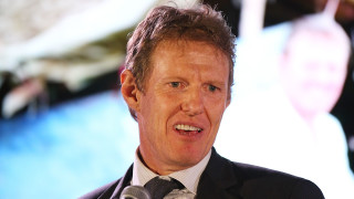 Въпреки че така и не завършва гимназия шотландско австралиецът Скот Нийсън