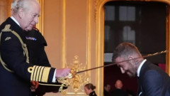 Бекъм се разплака при рицарството си, Бруклин отново отсъства