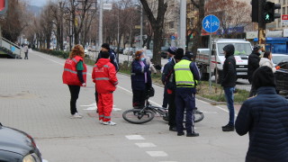 Велосипедист пострада след сблъсък с лек автомобил на кръстовище в