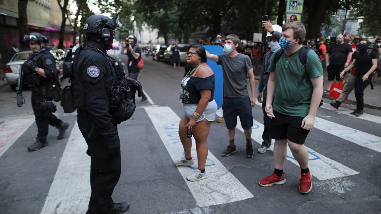 Полицията задържа десетки граждани след сблъсъци в Портланд