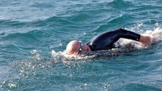 67-годишният плувец, който плува в най-опасните води