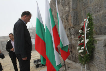 Миков поднесе цвета пред паметника на  Шипка