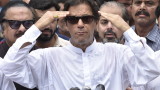  Бившата звезда в крикета Имран Хан разгласи победа на изборите в Пакистан 