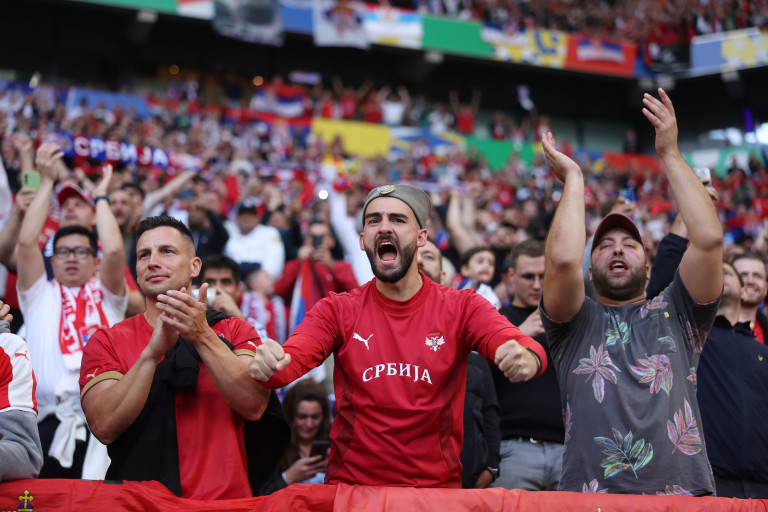 Сръбски почитатели по време на мача с Англия