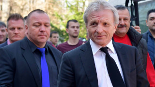 На 04 10 2015 година феновете на ЦСКА бяха разделени на две