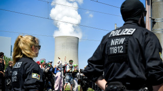 Група активисти окупира роторен екскаватор до мината за лигнитни въглища