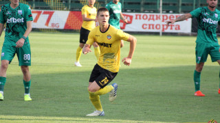 Най младият футболист в състава на Ботев Пловдив Станислав Шопов удължи