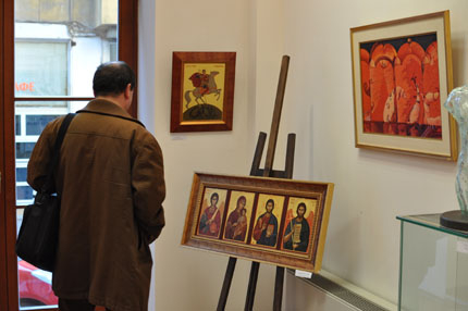 Изложба помага на деца аутисти