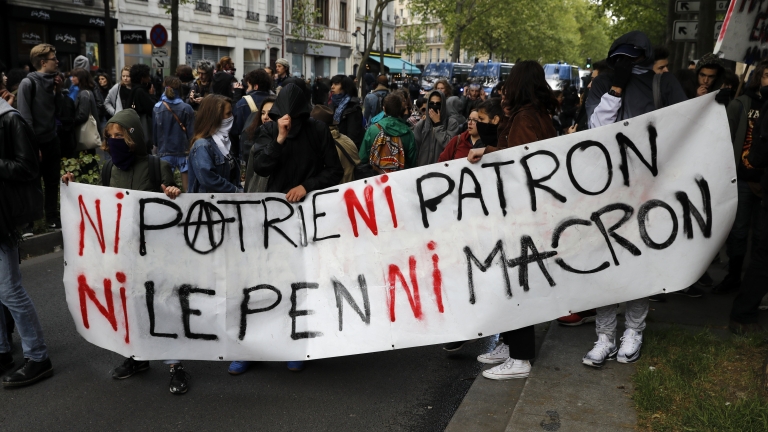 "Нито Макрон, нито Льо Пен", настояват протестиращи в Париж