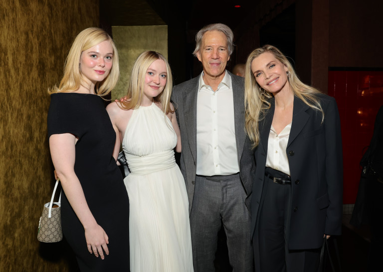 Мишел Пфайфъп със брачна половинка си, Ел и Дакота Фанинг