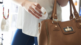 Какво трябва да има една жена в чантата си (ВИДЕО)