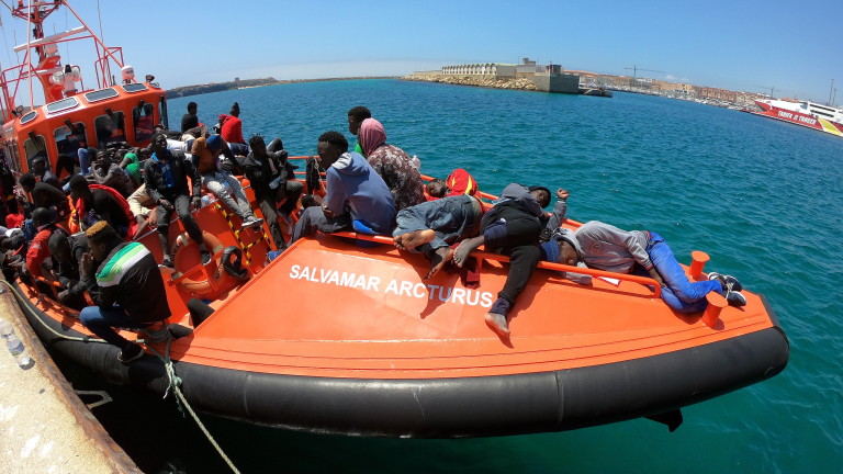 Най-малко шестима мигранти са загинали в петък край Либия при