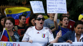 Двама демонстранти са убити на антиправителствен протест във Венецуела
