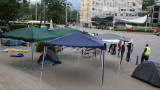 Силният вятър събори шатрите на протестиращите пред Ректората 