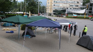 Силният вятър събори шатрите на протестиращите пред Ректората