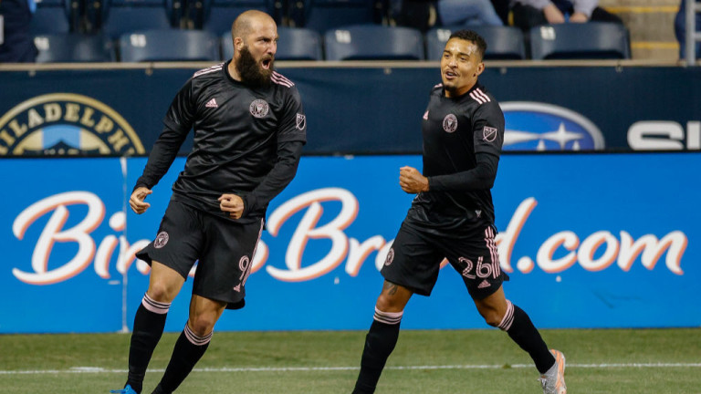 Гонсало Игуаин окачи бутонките по емоционален начин