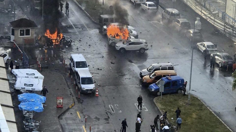Кола бомба уби двама души в Измир