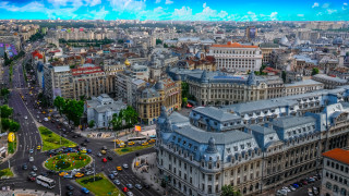 Управляващата партия в Румъния иска да плаща на учениците за